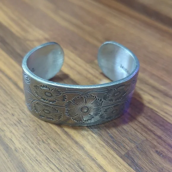 Salisbury pewter cuff bracelet October flowers cosmos silver tone - Picture 1 of 9